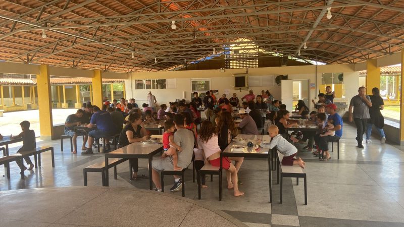 Neste domingo (8), um almo&ccedil;o foi servido aos moradores que est&atilde;o abrigados em escola de Presidente Get&uacute;lio – Foto: Prefeitura de Presidente Get&uacute;lio/Divulga&ccedil;&atilde;o/ND