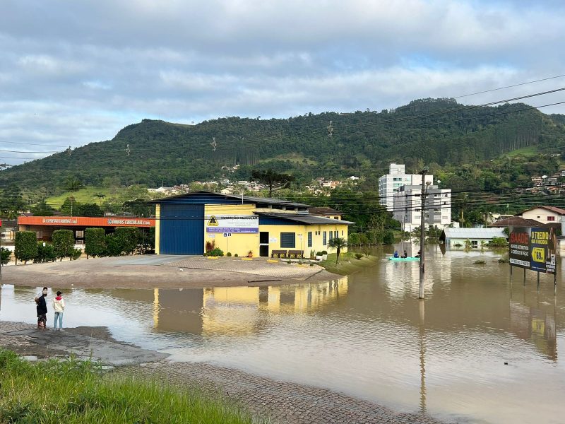 Rua do bairro Budag, em Rio do Sul, seguia alagada nesta quarta-feira (11) – Foto: Gabriela Szenczuk/NDTV