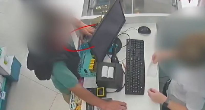 Uma câmera de segurança revelou o furto da caixinha do 'troco solidário' em uma farmácia de Blumenau 
