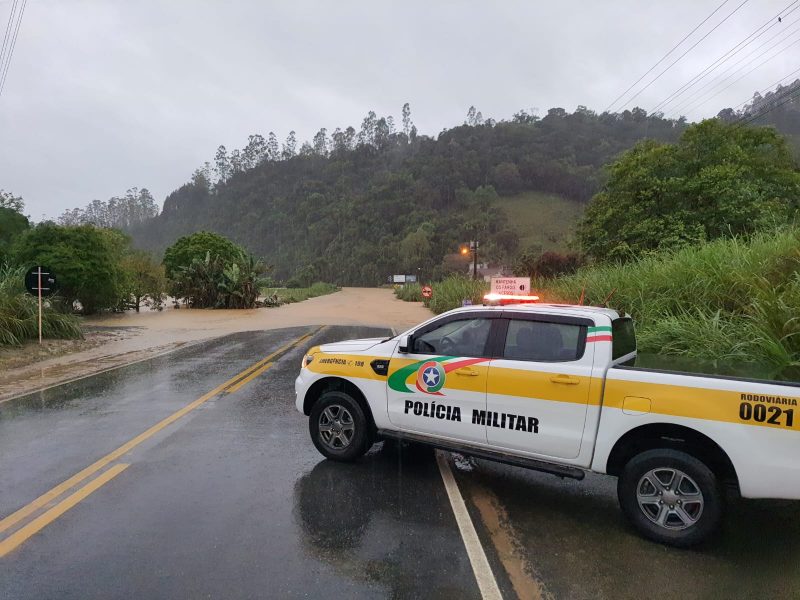 Rodovia SC-350 ficou alagada em Rio do Sul, nesta quinta-feira (12), no limite com Aurora &#8211; Foto: PMRv/Divulgação/ND