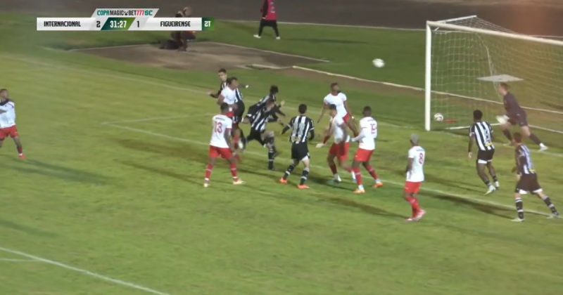 Narrador grita gol do Figueirense em lance onde a bola foi para fora