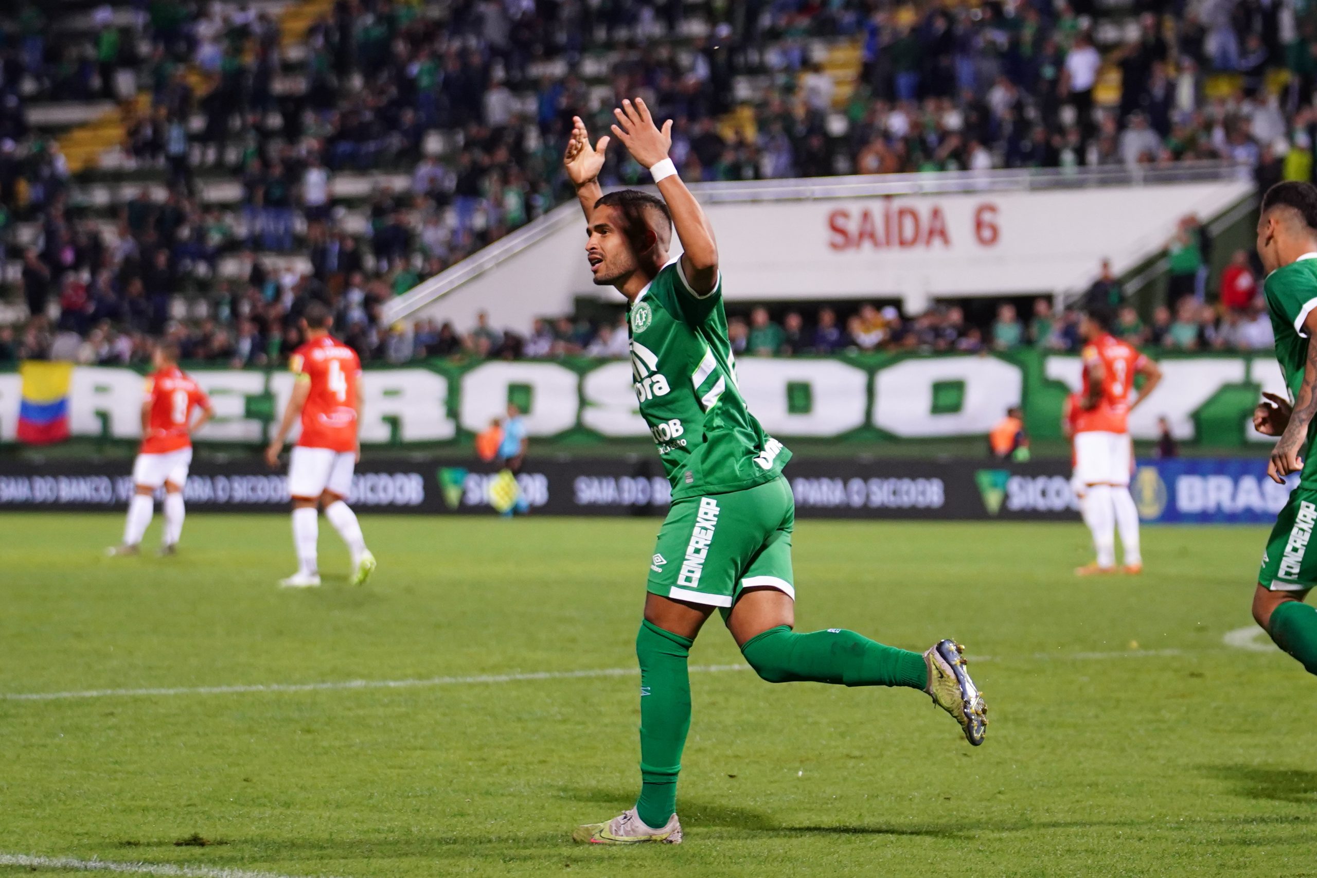 Com gol no final, Chapecoense vira e bate o Corinthians pela 1ª vez na  história