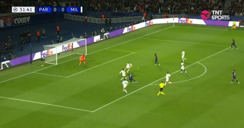 Mbappé finaliza para o gol, mesmo marcado pelo zagueiro e marca o primeiro gol do PSG contra o Milan