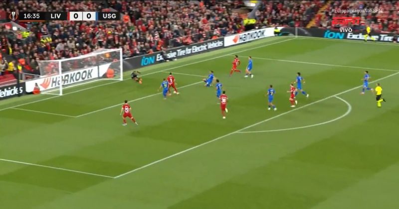 Atacante do Liverpool perde gol sem goleiro