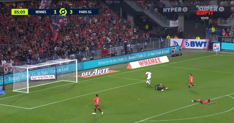 Inacreditável: Mbappé perde gol incrível sem goleiro em empate do