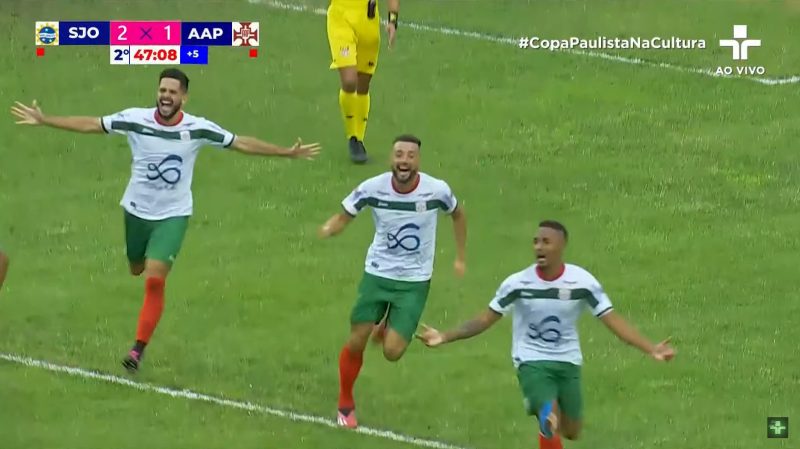 João Henrique sai para comemorar o gol do título da Portuguesa após falha bizarra do goleiro adversário