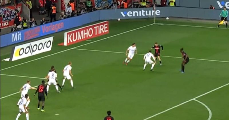 Atacante do Bayer Leverkusen faz fila e faz golaço