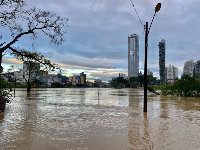 Em 9 de outubro, a rua Hor&aacute;cio Ant&ocirc;nio Braun, localizada nos fundos do Museu da Cerveja, em Blumenau, estava tomada pelo rio Itaja&iacute;-A&ccedil;u, quando ele estava com 10,19 metros de altura – Foto: Mois&eacute;s Stuker/NDTV