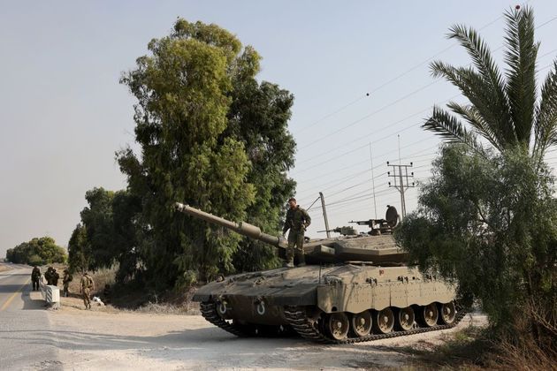 Tanque de guerra israelense circula neste domingo (8) na cidade de Sderot, no sul do pa&iacute;s, regi&atilde;o pr&oacute;xima &agrave; Faixa de Gaza – Foto: Menahen Kahana/AFP/Reprodu&ccedil;&atilde;o/ND