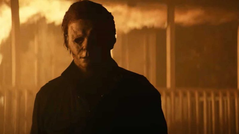 Na imagem, Michael Myers em Halloween, um assassino em série mascarado