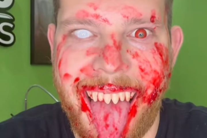 Magno Sanches mostrando os dentes de vampiro para o Halloween