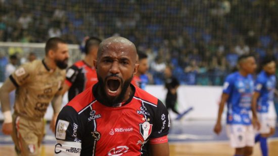 Jogador faz golaço de calcanhar no campeonato russo; veja o vídeo, futsal