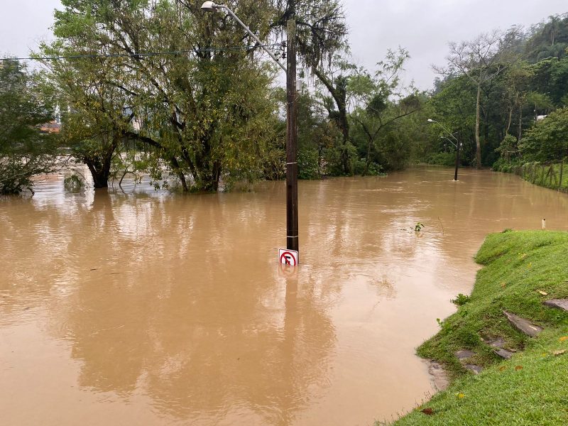 CHUVA EM SC: EM RIO DO SUL, A CHUVA INVADIU A VIA