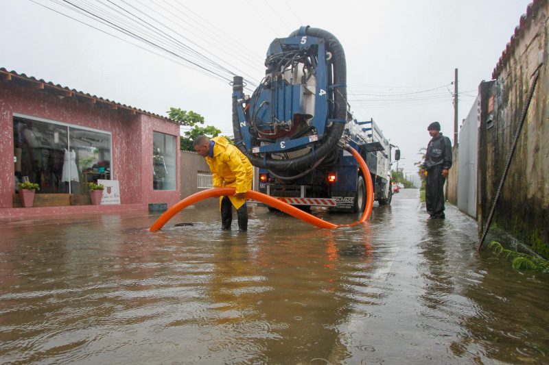 O Rio Vermelho teve tr&ecirc;s equipes nos hidrojatos domingo; este na servid&atilde;o das Orqu&iacute;deas tem capacidade para 18 mil litros e fez 15 viagens. – Foto: Leo Munhoz/ND