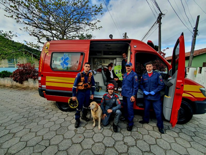 Homem de 82 anos que estava desaparecido é encontrado por cão dos bombeiros em Florianópolis