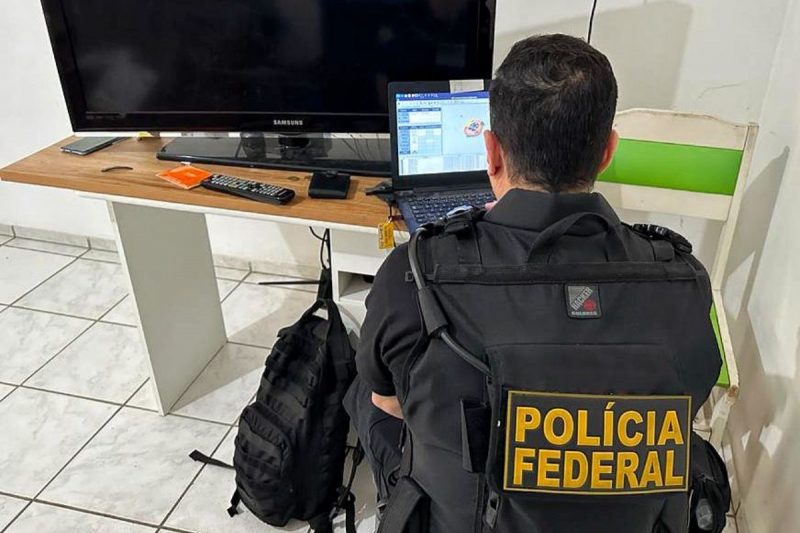 Computadores, celulares e outras m&iacute;dias do suspeito foram apreendidas – Foto: Pol&iacute;cia Federal/Divulga&ccedil;&atilde;o