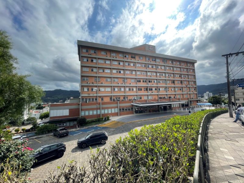 Cheias no Alto Vale do Itajaí geram escassez de recursos humanos e de materiais no hospital