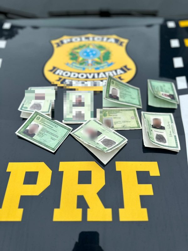 Agentes encontraram oito identidades falsas com o suspeito – Foto: PRF/Divulga&ccedil;&atilde;o/ND