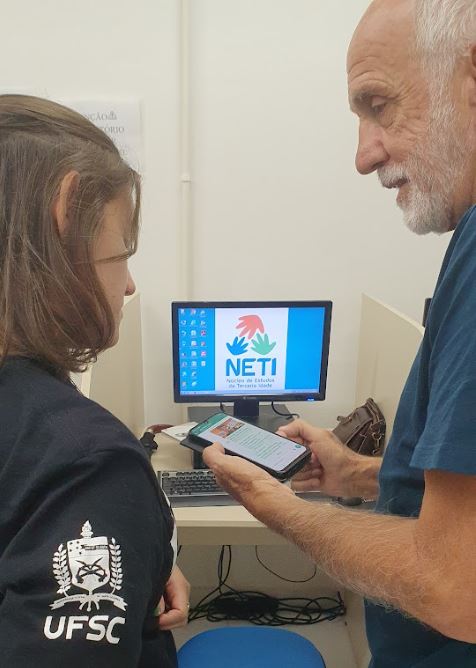 Jos&eacute; Pedro Canovas, 75, tira d&uacute;vidas com Sofia Dorn, estudante de Direito que faz parte do projeto – Foto: Jullia Gouveia/ND