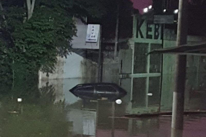 Apenas o teto do carro ficou fora da &aacute;gua – Foto: Bombeiros Militar/Divulga&ccedil;&atilde;o