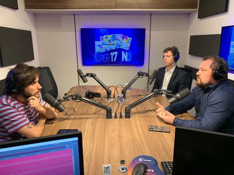 Doutores Wuilker Knoner e Ademar Jos&eacute; de Oliveira Paes Jr no podcast Super17 – Foto: Andr&eacute; Pereira / Grupo ND