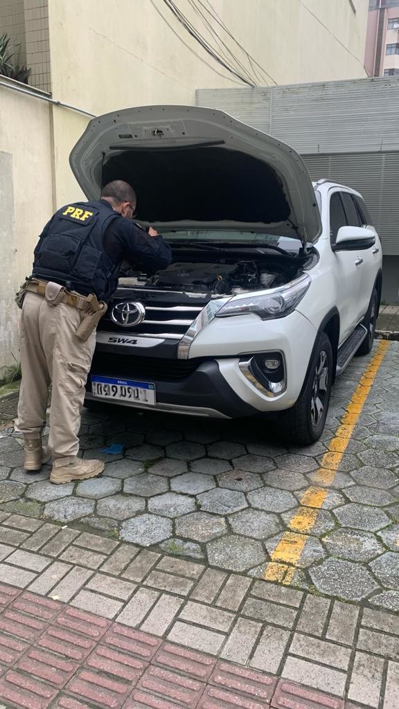 Toyota/Hilux had cloned Florianopolis license plates and was driven by a 37-year-old man - PRF/Reproduction/ND