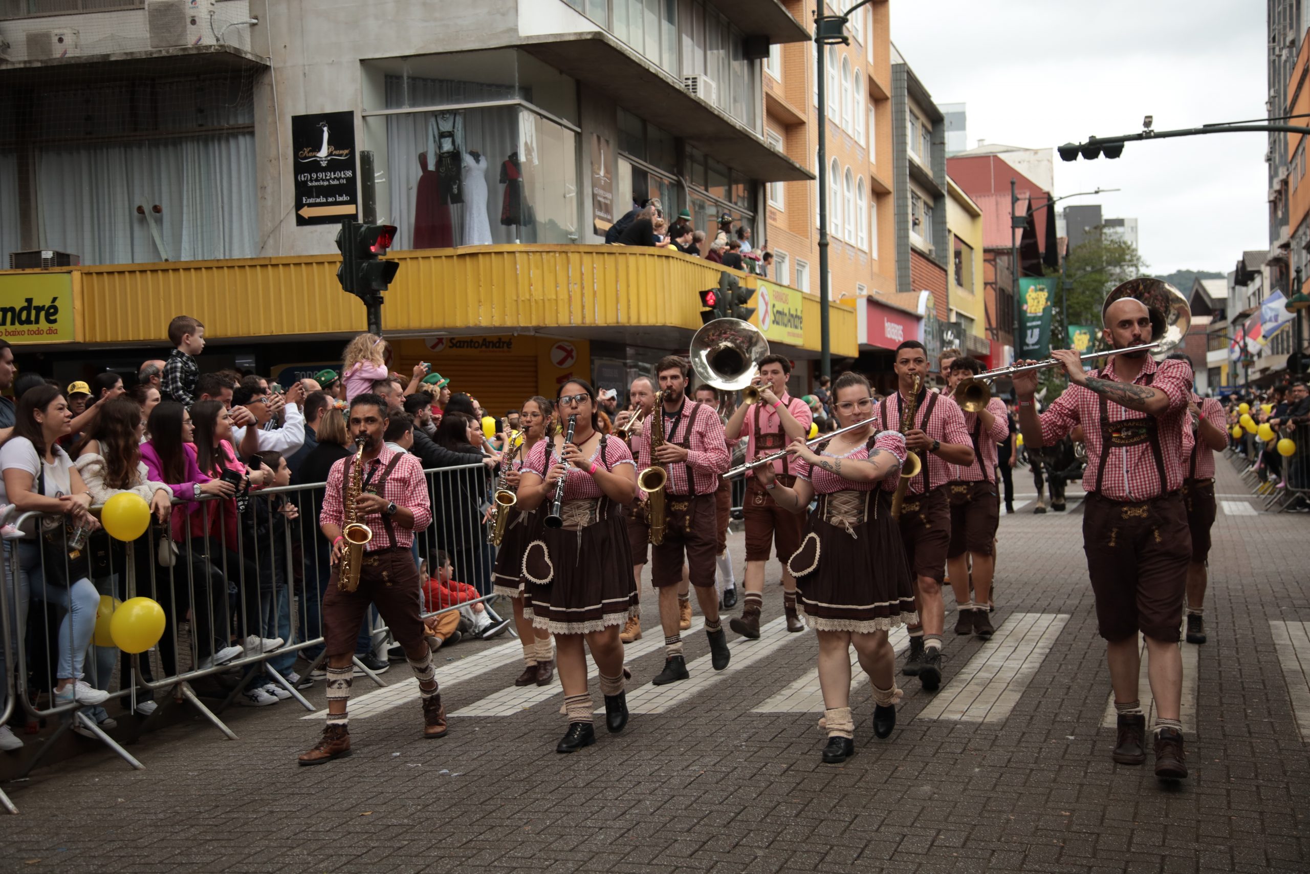 Fotos Confira Como Foi O Primeiro Desfile Da Oktoberfest Blumenau Sem Chuva 7674