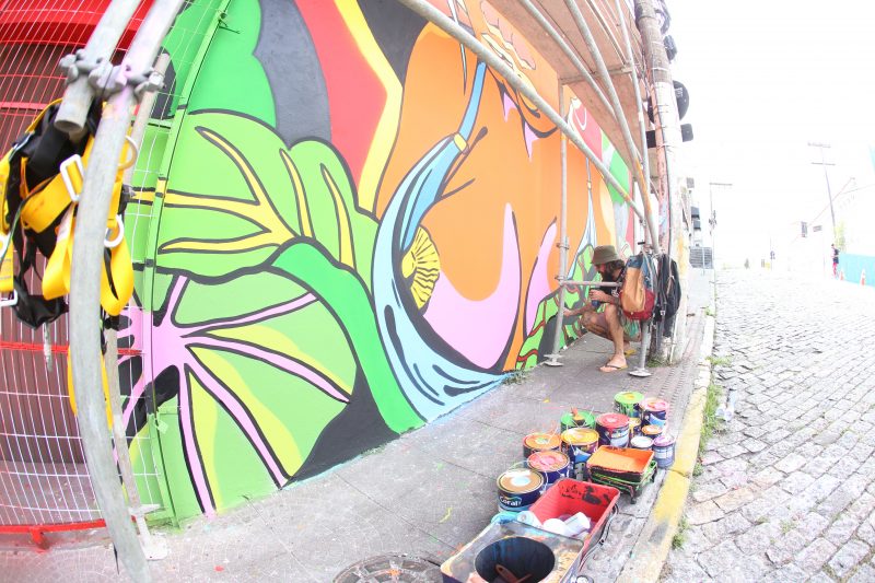 Aos poucos, os grafites v&atilde;o ganhando forma e cores – Foto: Rafael da Cunha/ND