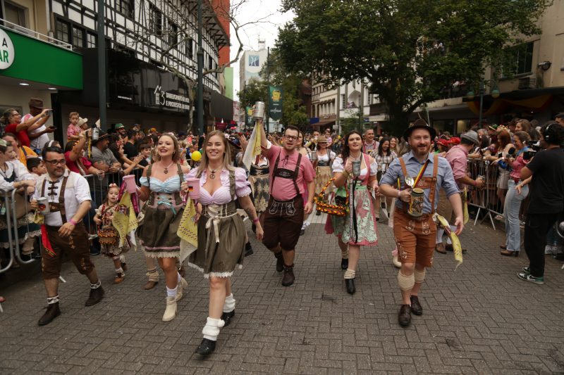 Pessoas desfilando na Oktoberfest Blumenau 