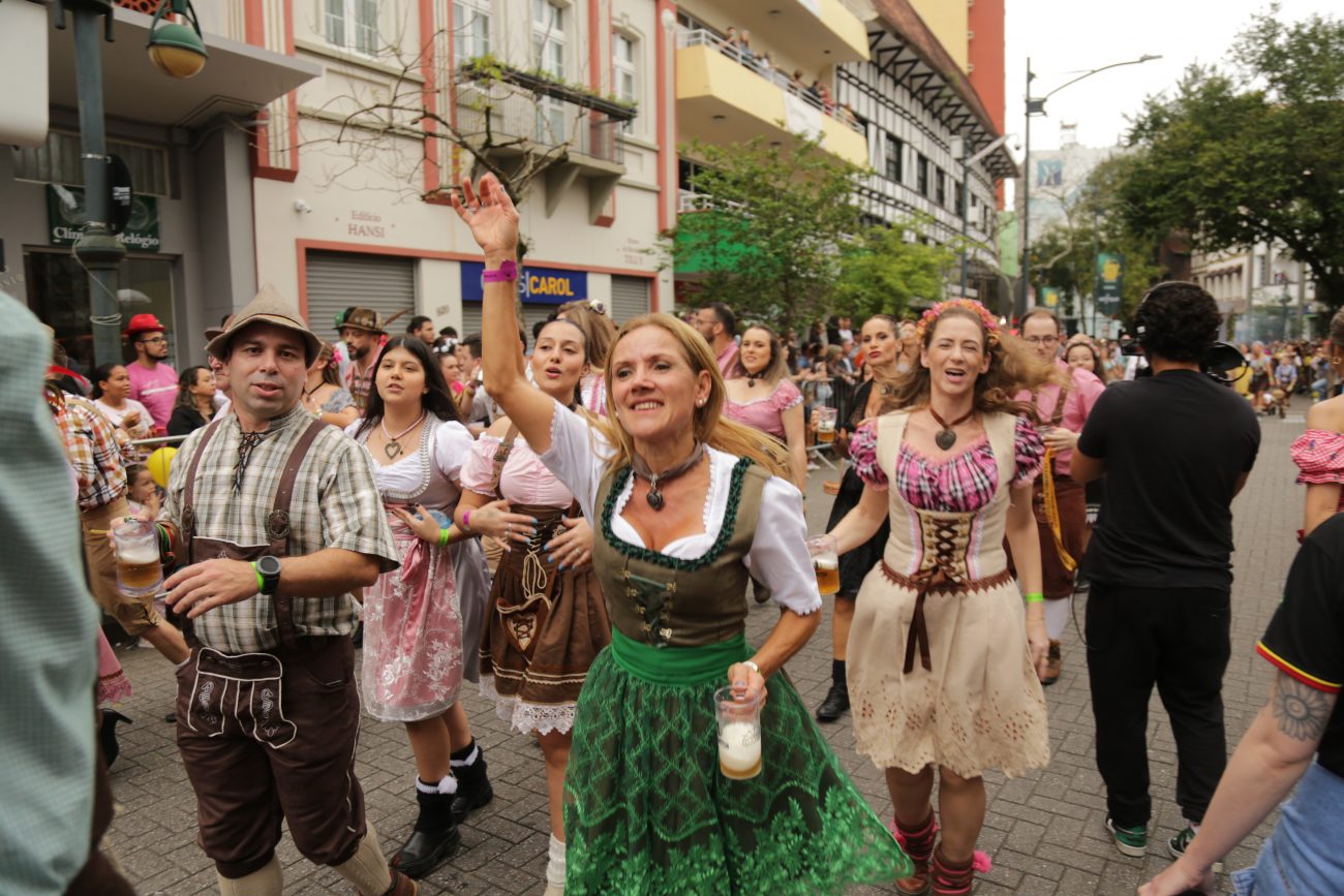 Tradicional desfile lotou a rua XV de Novembro no ano passado - Erison Krueger/ND