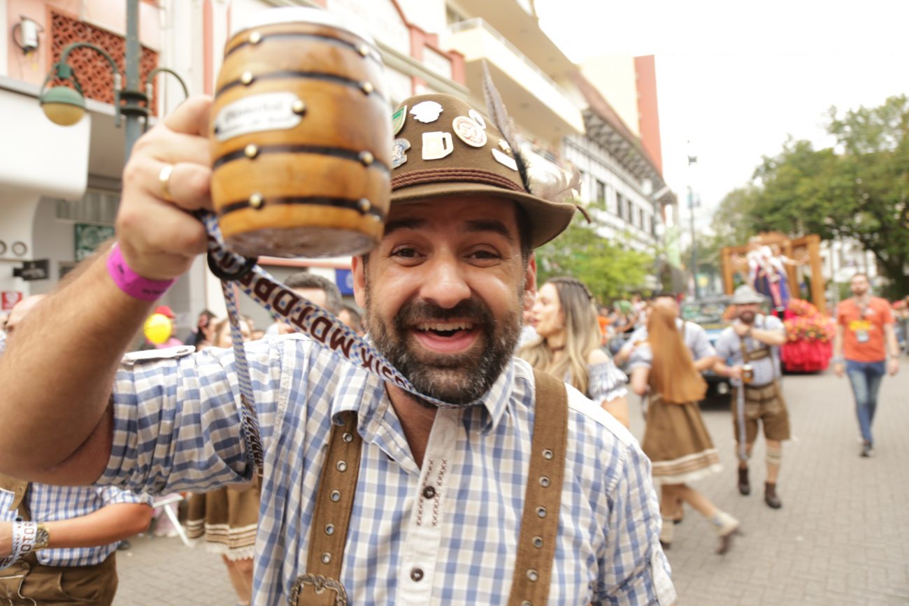 Em 2023, tradicional desfile lotou a rua XV de Novembro - Erison Krueger/ND