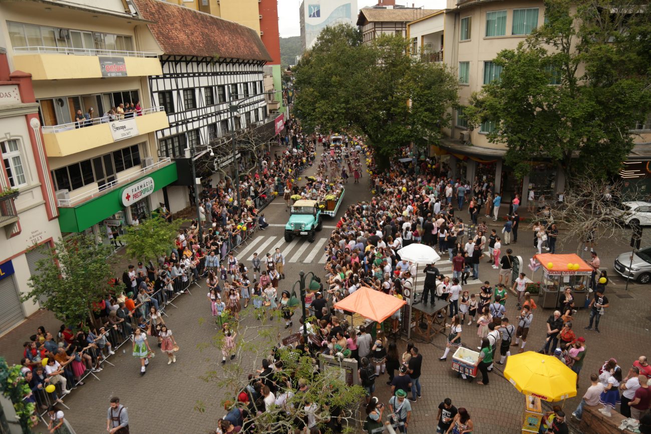 A rua XV de Novembro é palco de uma dos desfiles mais tradicionais de Blumenau, o da Oktoberfest - Erison Krueger/ND