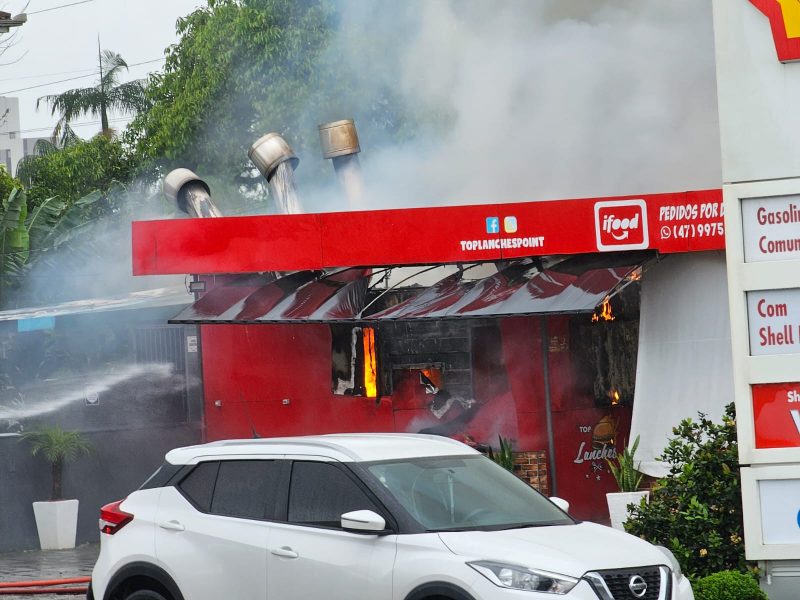Incêndio ocorreu ao lado de posto de gasolina 