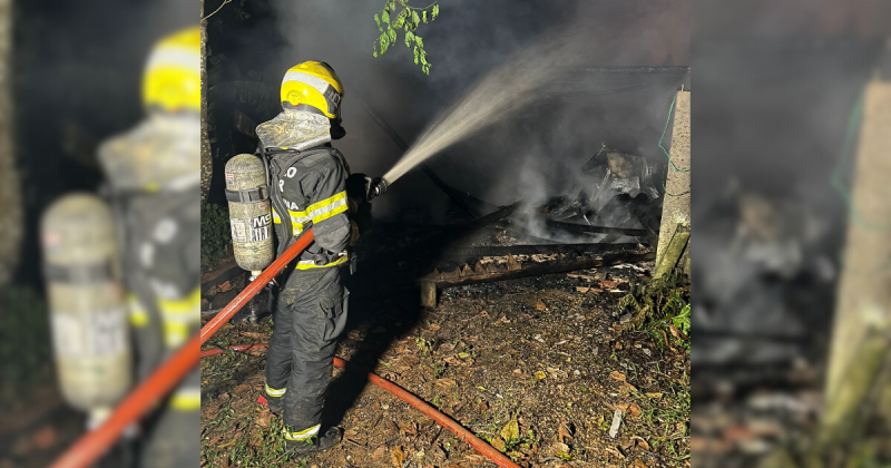 Incêndio atingiu três casas