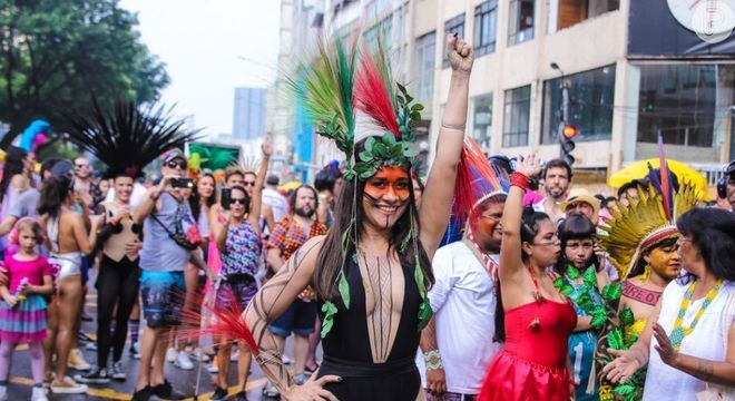 ÍNDIGENA: Esse exemplo é clássico e foi muito polêmico na época, em 2029: a atriz Alessandra Negrini apareceu nas redes sociais vestida de indígena. Foi um caso marcante que levantou debates sobre apropriação cultural. Apesar de não parecer ofensivo em um primeiro olhar, esse tipo de fantasia é problemático porque pode trazer um ar de “zombaria” ou julgamento a alguém daquela cultura ou religião. Por isso, vale evitar se caracterizar de mulheres ciganas, havaianas, baianas, odaliscas e outras opções nessa linha. - ReprodUção/ND