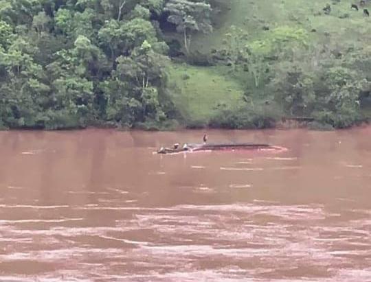 Uma balsa que fazia a travessia no lago da usina de Itá.
