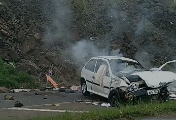 Um motorista perdeu o controle do carro na BR-480. 
