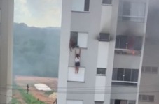 Witnesses filmed the moment the couple jumped from the building.  In the video, a man can be seen helping a 53-year-old woman hang herself outside the building.  - Portal R7/Internet/Reproduction/ND