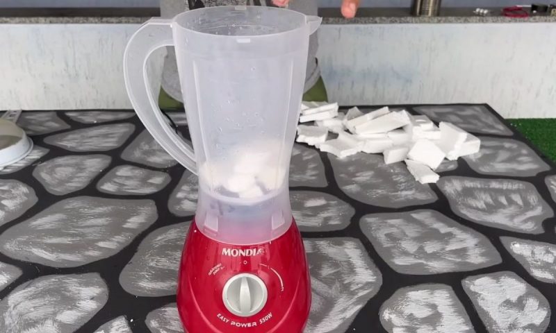 At&eacute; um liquidificador aparece nessa mistura inusitada feita pelo pedreiro – Foto: Reprodu&ccedil;&atilde;o