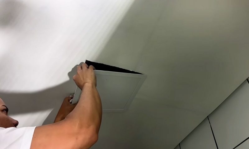 Isopor sendo finalizado em forro de banheiro