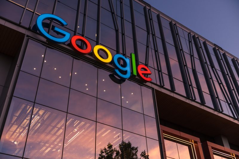 O Google tem mais de 70 escritórios em mais de 40 países, isso mostra o poder de influência mundial da empresa