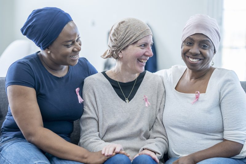 Se conectar com pessoas que também estão lutando contra o câncer se mostra benéfico, visto que elas estão tendo a mesma experiência