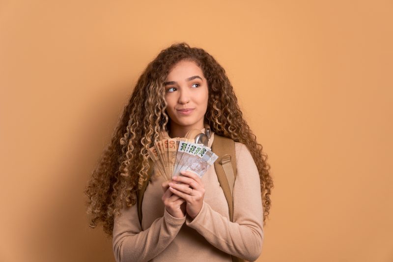 Utilizar o dinheiro para causar um impacto na sociedade &eacute; uma maneira valiosa de investir – Foto: iStock