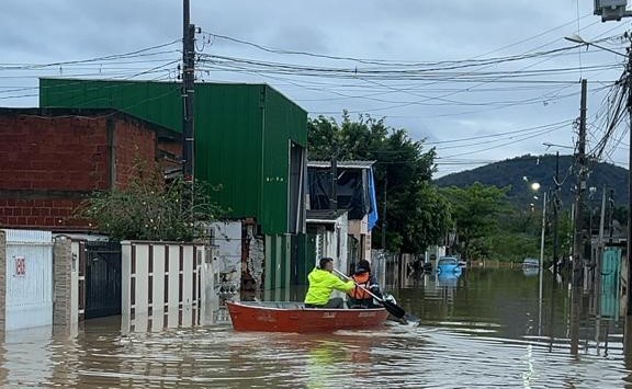 Equipes de Itaja&iacute; atuaram madrugada a dentro no resgate de pessoas em casas alagadas – Foto: Marcos Porto/Reprodu&ccedil;&atilde;o