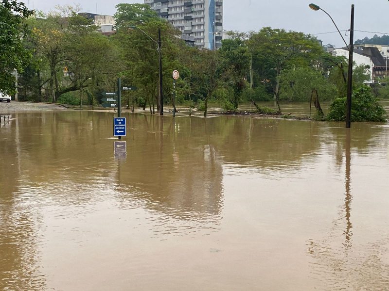 A Defesa Civil emitiu um alerta nesta quinta-feira (5) e aponta que fim de semana será de muita chuva em Blumenau 