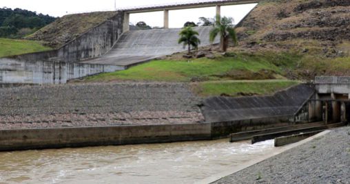 Decisão de fechar comporta da barragem foi tomada na tarde deste sábado (7) após reunião com o governador Jorginho Mello - Foto: Defesa Civil/Arquivo/Divulgação/ND