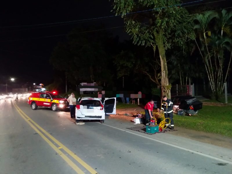 Acidente entre dois carros e uma moto resultou em morte na noite desta sexta-feira (20) – Foto: Corpo de Bombeiros Militar/Divulga&ccedil;&atilde;o/ND
