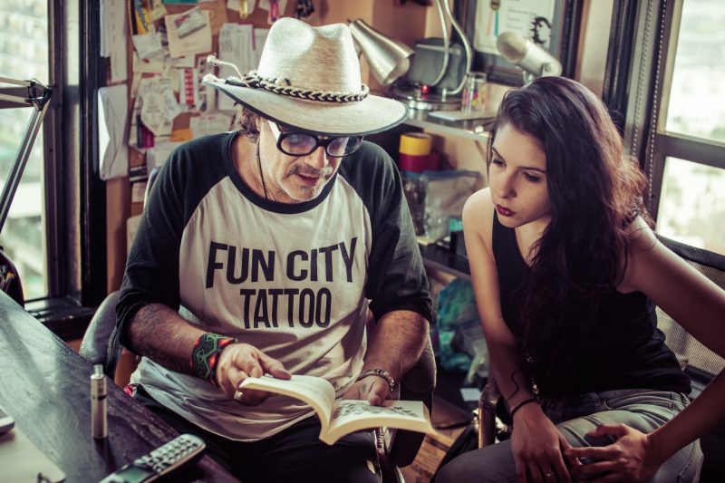 o artista Jonathan Shaw e cineasta catarinense Mariana Thomé em cena para o document&aacute;rio “Jonathan Shaw: Tatuagem Vira Arte”, que estrear&aacute; no Festival do Rio – Foto: Divulga&ccedil;&atilde;o