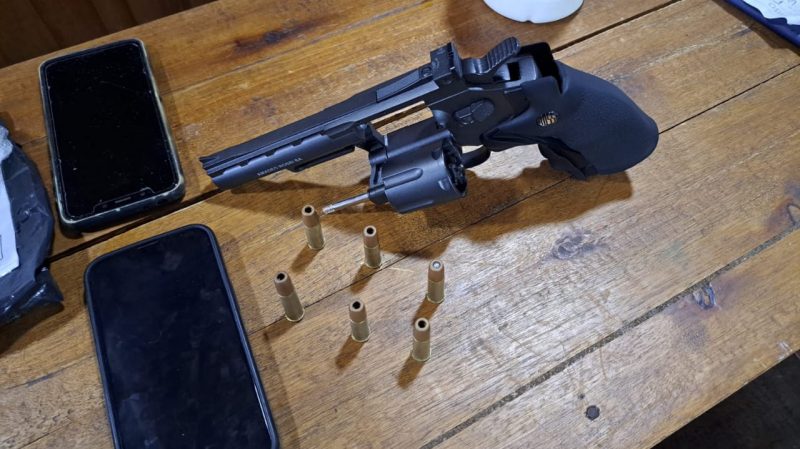 Equipes cumpriam mandados de busca e apreens&atilde;o quando encontraram laborat&oacute;rio caseiro em Timb&oacute;, nesta quinta-feira (26) – Foto: Pol&iacute;cia Civil/Divulga&ccedil;&atilde;o/ND