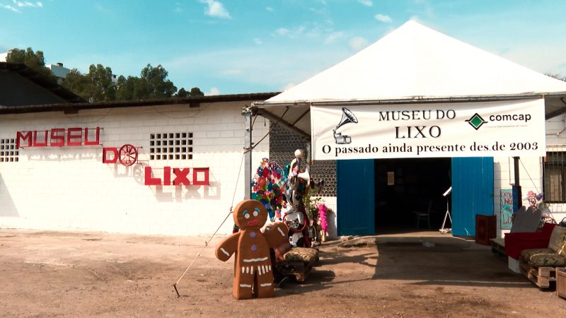 Museu do Lixo foi criado com coisas encontradas entre detritos descartados pela população de Florianópolis